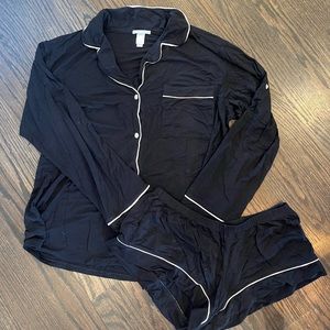 EUC Eberjey Gisele Pajamas (Long Sleeve Top, Shorts) in black - Size Small S